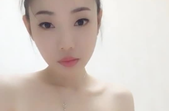 美乳粉逼白皙少妇自摸秀逼逼非常粉嫩床上掰开揉搓【少妇三级毛片】